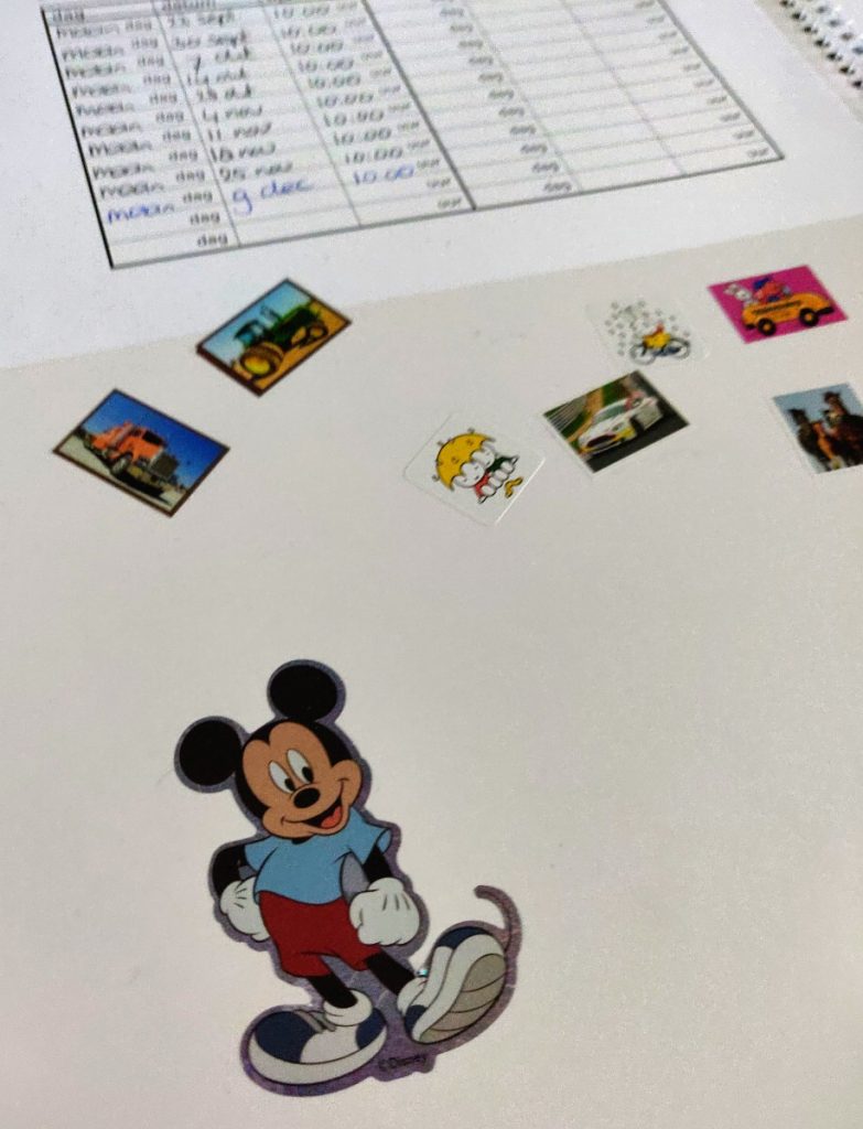 Met een peuter naar logopedie sticker plakken