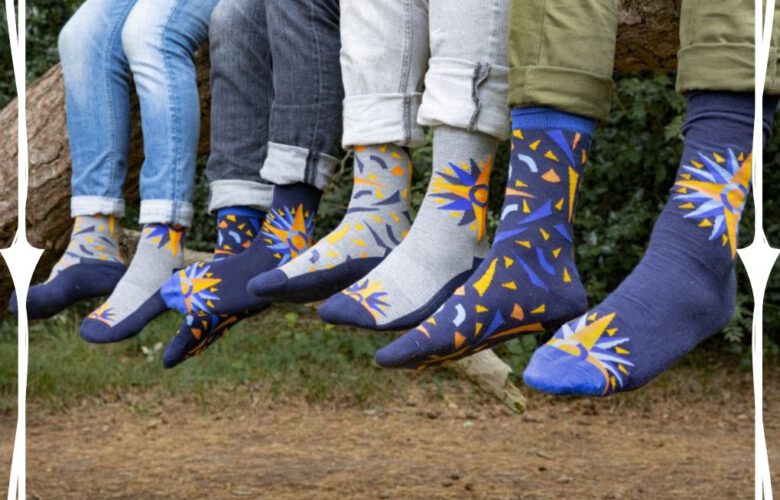 Alzheimer Socks Twee verschillende sokken met een boodschap